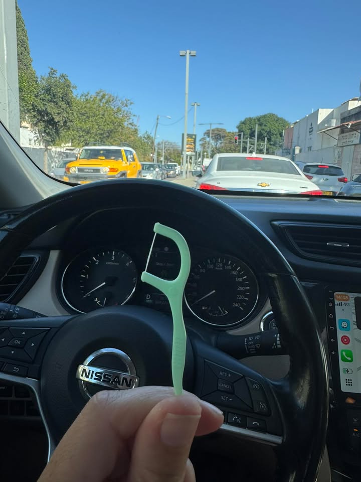 חוט דנטלי בפקק